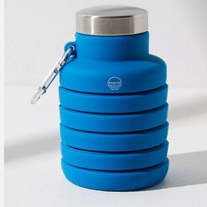 24 oz FP Movement Exclusive 
Collapsible Carabiner Bottle
COLOR - Royal Blue
